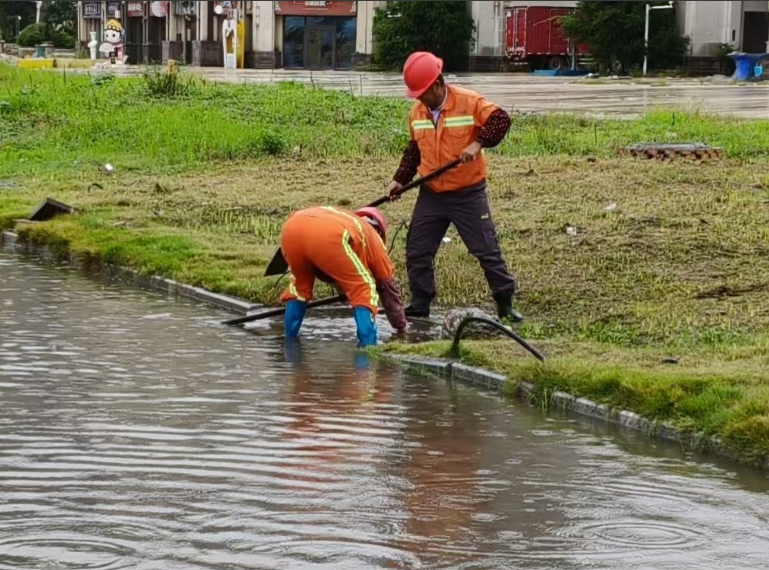 寒雨護路不停歇：一線養護工的堅守